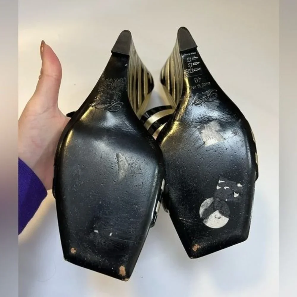 ROGER VIVIER Black Gold Stripe Patent Leather Wedge Sandals Sz 40 US 10 - Picture 8 of 16